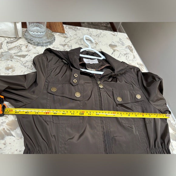 Brown rain jacket - Picture 10 of 10